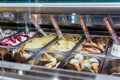 Foto di una tipica gelateria italiana con una vasta scelta di gusti