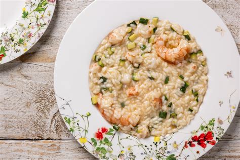 composizione di piatti a base di gamberetti: un risotto, un'insalata di mare e gamberetti al forno