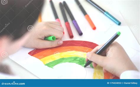 Disegno di un bambino che colora con pastelli triangolari ergonomici