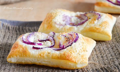 sfogliatine croccanti con cipolla e pecorino