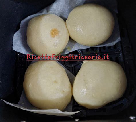 Dischi di impasto per bomboloni pronti per la seconda lievitazione