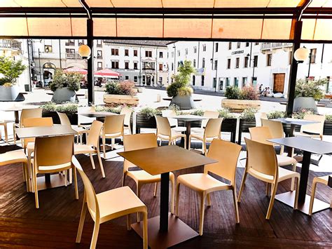 Interno curato di un ristorante con tavoli apparecchiati e illuminazione soffusa