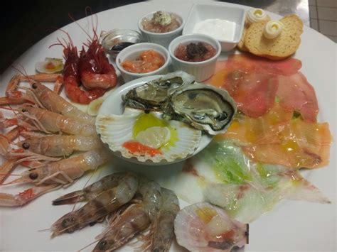 Piatto di crudi di pesce freschissimo con gamberi, scampi e ostriche