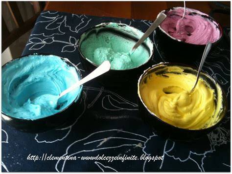 Esempi di decorazioni con crema al burro colorata