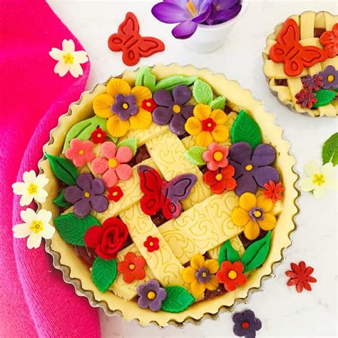 Crostata decorata con creme colorate