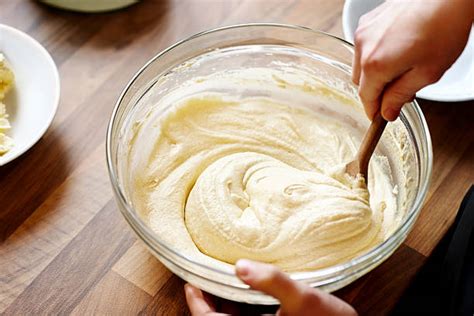 Immagine di una ciotola con gli ingredienti per la crema di cheesecake salata: ricotta, yogurt, uova, maizena.