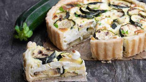 Una cheesecake salata appena sfornata e ancora calda, con una leggera condensa, per illustrare l'importanza del raffreddamento.