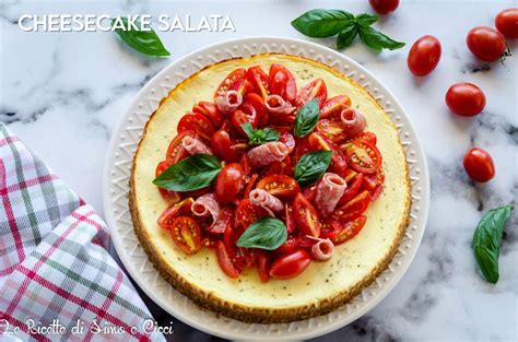 Cheesecake salata decorata con pomodorini, basilico e rose di salame.