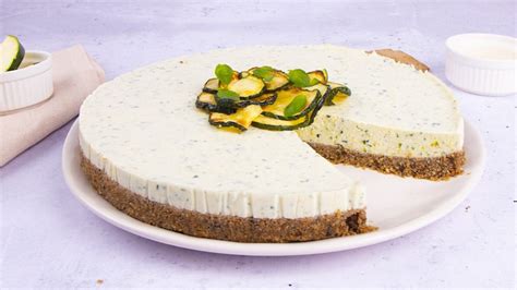 Immagine di una cheesecake salata conservata in frigorifero, coperta con pellicola trasparente.
