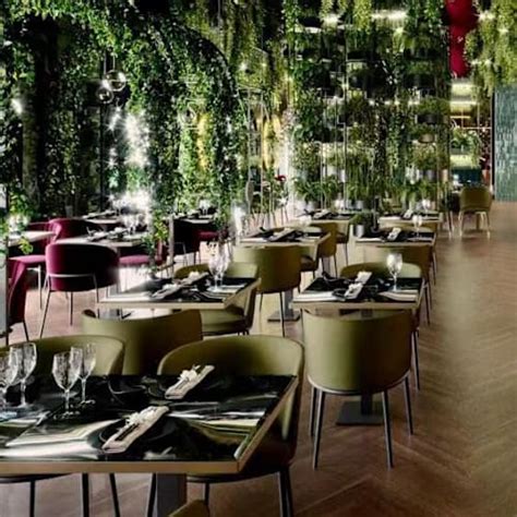 Interno moderno ed elegante del ristorante Moè Sushi con tavoli apparecchiati e illuminazione soffusa.