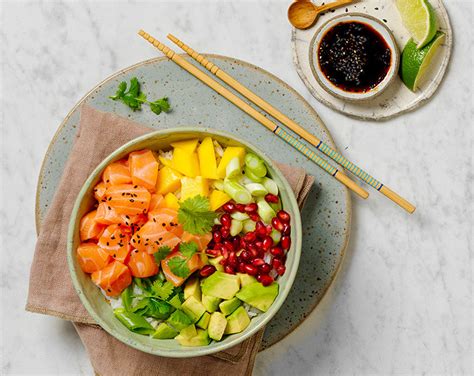 Composizione colorata di un Poke Bowl con salmone, avocado, mango e verdure.