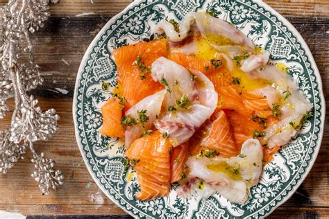 Piatto di Carpaccio di Pesce Misto con diverse varietà di pesce crudo, guarnito con salsa ponzu.