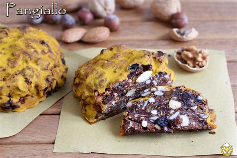 Ingredienti per il pangiallo: frutta secca, miele, zafferano