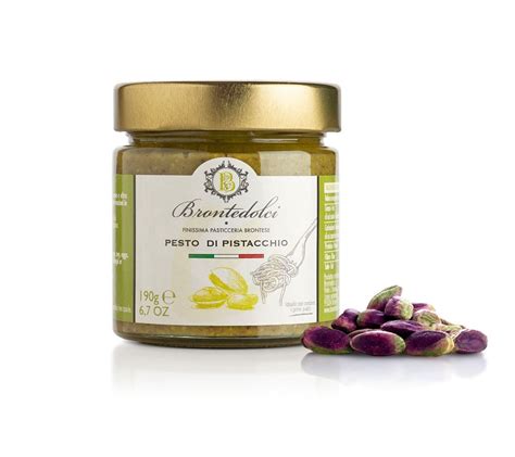 Vasetto di pesto di pistacchio di Bronte con pistacchi sullo sfondo