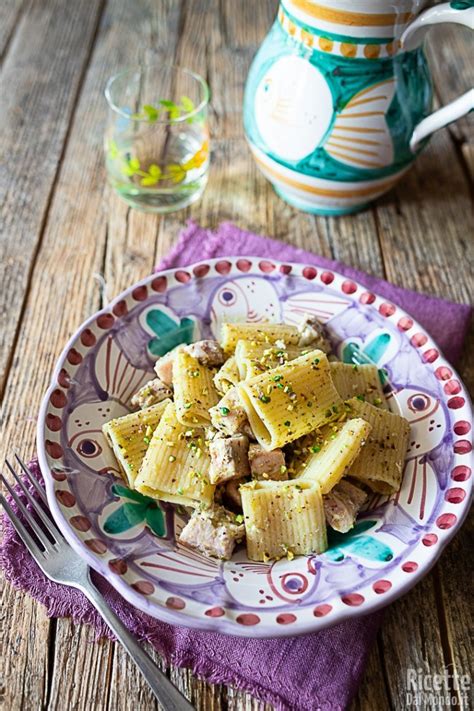 Impiattamento di spaghettoni con pesce spada e pesto di pistacchio