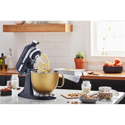 Immagine di una ciotola in acciaio inox KitchenAid di colore nero opaco e una color oro.