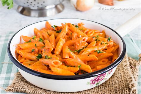 Padella con il sugo delle penne al baffo pronto per essere unito alla pasta