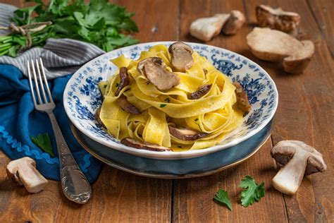 Piatto di tagliatelle ai funghi porcini freschi
