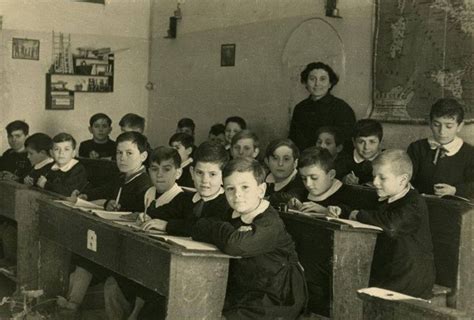 Immagine di una classe scolastica degli anni '60