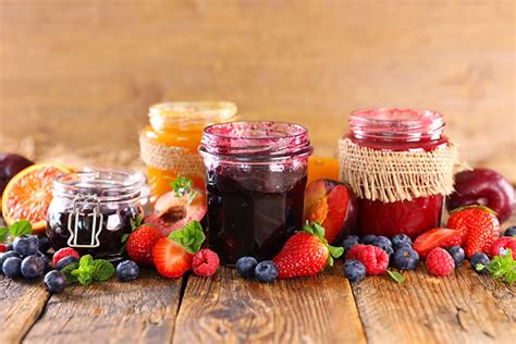 Infografica che mostra la differenza nella percentuale di frutta e zucchero tra marmellata, confettura e crema spalmabile alla frutta