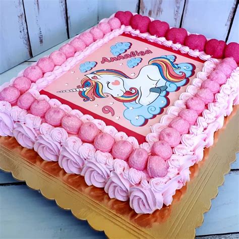 Schema di assemblaggio di una torta unicorno a più strati con dettagli sulla farcitura.