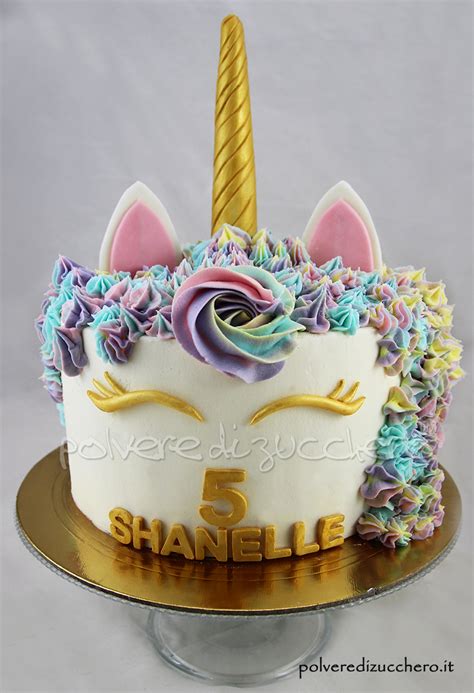 Torta unicorno con criniera di ciuffetti di panna colorata e corno
