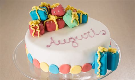 Dettaglio di un arcobaleno di pasta di zucchero per decorare una torta