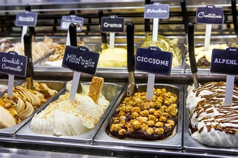 Foto della Gelateria Acquolina con esposizione dei gusti all'esterno