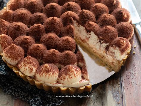 Infografica sui passaggi di assemblaggio della crostata tiramisù