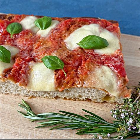 Illustrazione di una focaccia bianca soffice con mozzarella filante