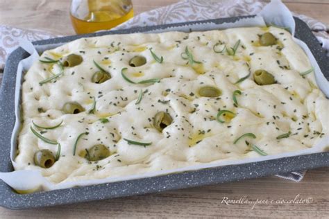 Foto di una teglia con impasto di focaccia pronto per essere condito