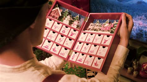 Illustrazione stilizzata di un calendario dell'Avvento con caselle a forma di cioccolatini.