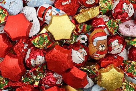 Una varietà di cioccolatini natalizi, tra cui statuine di Babbo Natale e alberi di Natale.