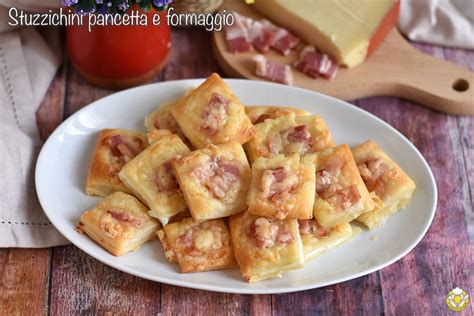 Un vassoio di stuzzichini di pancetta croccante con miele e castagne su pane tostato.