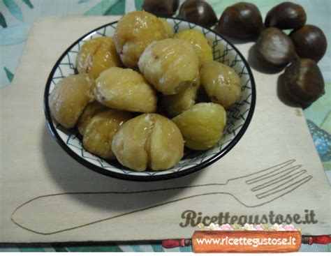 Castagne lesse e miele in primo piano, con una fetta di pancetta sullo sfondo.