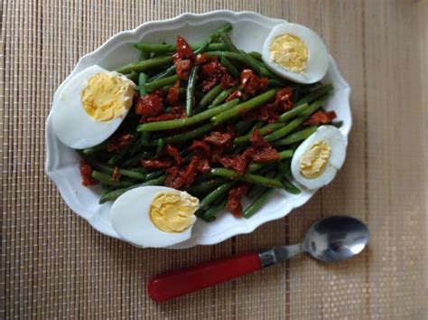 Immagine di un piatto di fagiolini con pomodori secchi e uova sode