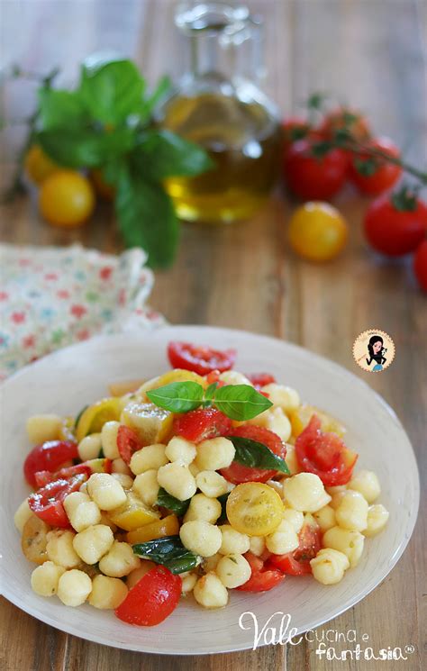 Insalata di gnocchi con pomodorini e basilico