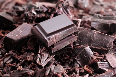 Infografica che mostra una scala di percentuali di cacao nel cioccolato fondente, con descrizioni del gusto e delle caratteristiche per ogni percentuale.