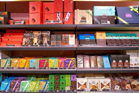 Immagine che mostra diverse tavolette di cioccolato fondente con percentuali di cacao variabili, incluse opzioni monorigine e 100% cacao.