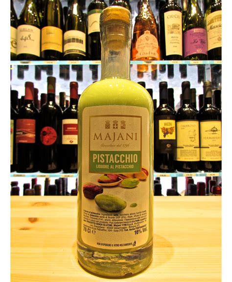 Immagine di un bicchiere di liquore al pistacchio Majani con guarnizione di pistacchi