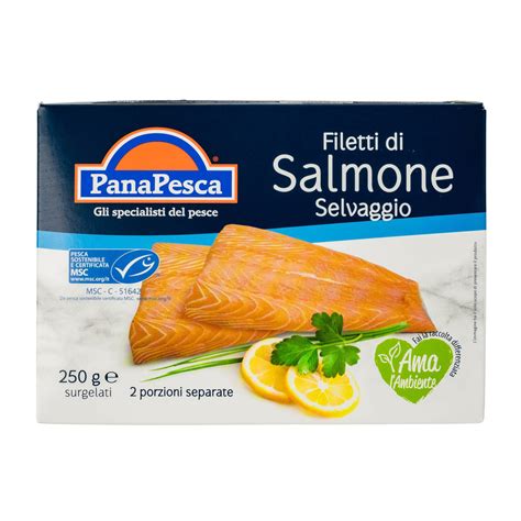 Filetti di salmone cotti su tavola di cedro, pronti per essere serviti.