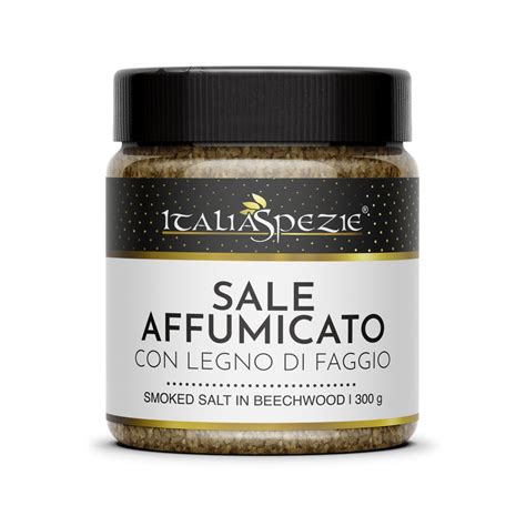 Confronto visivo tra sale marino comune e sale affumicato, evidenziando la differenza di colore.