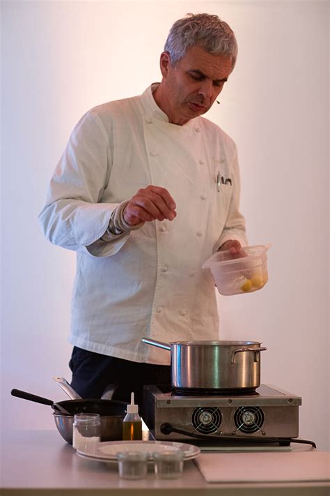 Ritratto dello chef Pietro Leemann in cucina