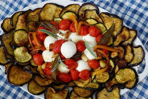 Composizione di un antipasto colorato con verdure e crema di fagioli