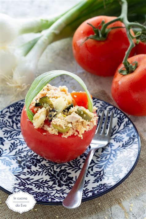 Pomodoro ripieno di sorbetto, circondato da verdure sciroppate e decorazioni fresche