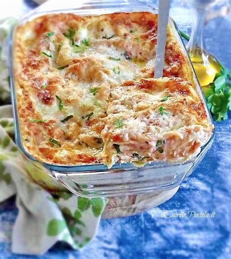 Una teglia di lasagne al salmone dorate e fumanti, pronte per essere servite.