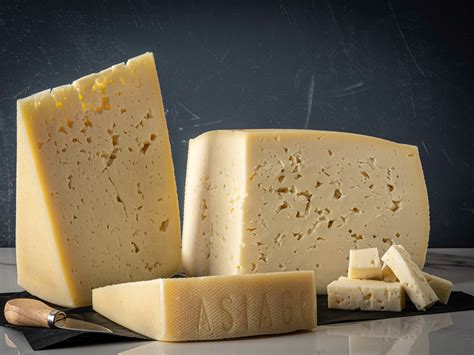 Sezione di un formaggio Asiago DOP Stagionato con la sua occhiatura