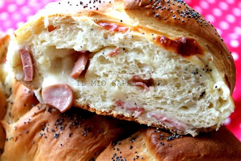 Immagine di un pan brioche salato a forma di treccia, tagliato a fette
