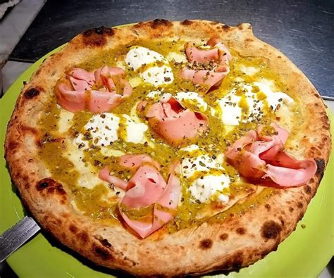 Una selezione di pizze artigianali da asporto, con ingredienti freschi e colorati