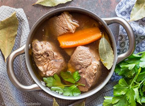 Ingredienti freschi per il brodo di carne con salsiccia: carne, verdure, erbe aromatiche